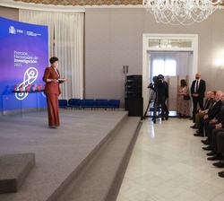 Su Majestad el Rey durante el desarrollo de la ceremonia, acompañado por las autoridades asistentes a la entrega de los Premios Nacionales de Investig