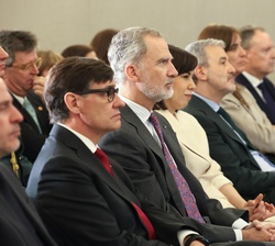 Su Majestad el Rey durante el desarrollo de la ceremonia, acompañado por las autoridades asistentes a la entrega de los Premios Nacionales de Investig