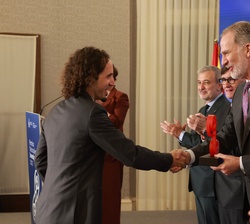 Su Majestad el Rey entrega del Premio Nacional de Investigación para jovenes “María Teresa Toral”, en el ámbito de ciencia y tecnología qu