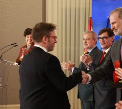 Su Majestad el Rey entrega del Premio Nacional de Investigación para jovenes “Matilde Ucelay”, en el ámbito de ingenierías y arquitectura 