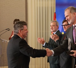 Su Majestad el Rey entrega del Premio Nacional de Investigación “Santiago Ramón y Cajal” en el área de biología a Andrés Aguilera López