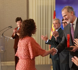Su Majestad el Rey entrega del Premio Nacional de Investigación para jovenes “María Moliner” en el ámbito de humanidades a Marta Sánchez D