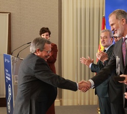 Su Majestad el Rey entrega del Premio Nacional de Investigación “Gregorio Marañón” en el área de medicina y ciencias de la salud a Josep D