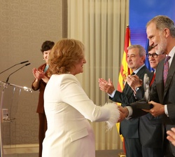 Su Majestad el Rey entrega del Premio Nacional de Investigación “Juan de la Cierva”, en el área de transferencia de conocimiento a María S