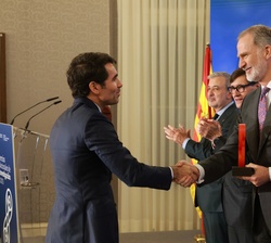 Su Majestad el Rey entrega del Premio Nacional de Investigación para jovenes “Ángela Ruiz Robles”, en el ámbito de transferencia de conoci
