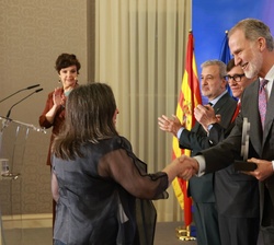 Su Majestad el Rey entrega del Premio Nacional de Investigación “Pascual Madoz”, en el área de derecho y ciencias económicas y sociales a 