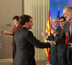 Su Majestad el Rey entrega del Premio Nacional de Investigación para jovenes “Clara Campoamor” en el ámbito de derecho y ciencias económic