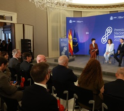 Su Majestad el Rey durante la conversación entre varios de los premiados