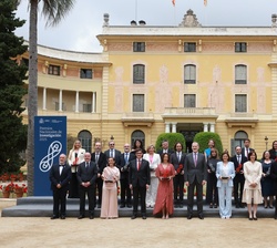 Su Majestad el Rey con los premiados en la entrega de los Premios Nacionales de Investigación 2025