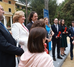 Su Majestad el Rey conversa con varios de los premiados en la entrega de los Premios Nacionales de Investigación 2025