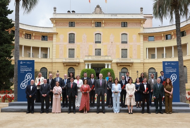 Su Majestad el Rey con los premiados en la entrega de los Premios Nacionales de Investigación 2025