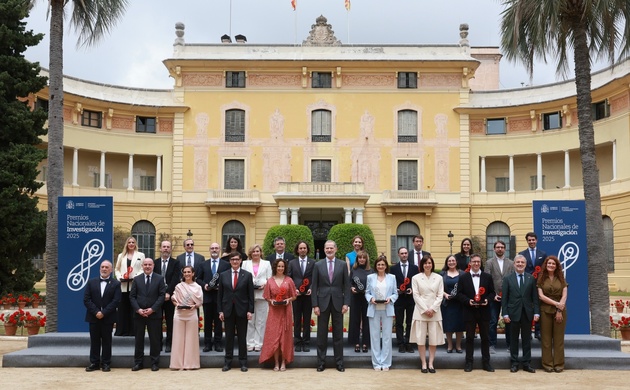 Su Majestad el Rey con los premiados en la entrega de los Premios Nacionales de Investigación 2025