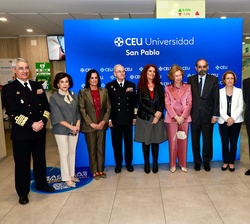 Fotografía de grupo de Su Majestad la Reina Doña Sofía junto a las autoridades que la recibieron a su llegada al Campus de Moncloa de la Universidad C