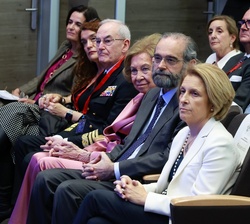 Su Majestad la Reina Doña Sofía en la primera fila de asientos del Aula Magna de la Universidad CEU San Pablo durante el acto