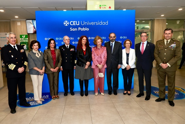 Fotografía de grupo de Su Majestad la Reina Doña Sofía junto a las autoridades que la recibieron a su llegada al Campus de Moncloa de la Universidad C