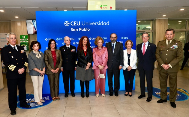 Fotografía de grupo de Su Majestad la Reina Doña Sofía junto a las autoridades que la recibieron a su llegada al Campus de Moncloa de la Universidad C