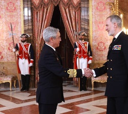 Don Felipe recibe el saludo del almirante general Antonio Piñeiro Sánchez
