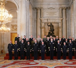 El Rey junto a los representantes internacionales en el Salón de Columnas