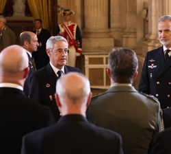 El Rey durante el desarrollo del encuentro en el Salón de Columnas