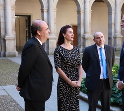 El Rey conversa con directora ejecutiva del Museo de la Memoria y los Derechos Humanos de Chile, María Fernanda García Iribarren; el presidente de dir