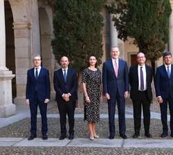 Don Felipe en el momento de la fotografía de grupo con premiados y autoridades
