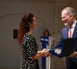 Don Felipe hace entrega del galardón a la directora ejecutiva del Museo