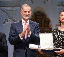 El Rey y la directora ejecutiva del Museo de la Memoria y los Derechos Humanos de Chile, María Fernanda García Iribarren, tras recibir el galardón