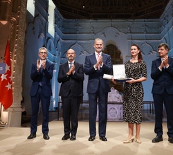 El Rey en el escenario junto a la directora ejecutiva del Museo y autoridades