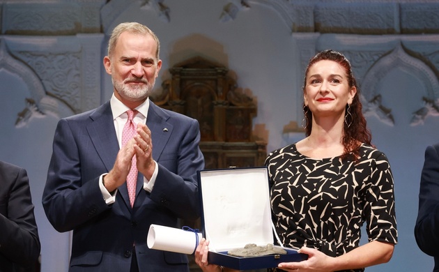 El Rey y la directora ejecutiva del Museo de la Memoria y los Derechos Humanos de Chile, María Fernanda García Iribarren, tras recibir el galardón