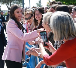 Su Majestad la Reina recibe el cariño del público presente