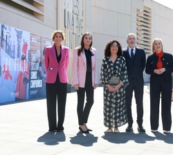 Su Majestad la Reina junto a las autoridades que la recibieron a su llegada