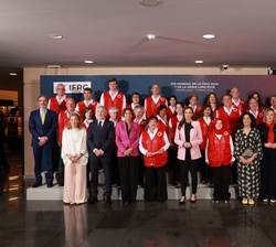 Su Majestad la Reina junto a la autoridades y personal de Cruz Roja