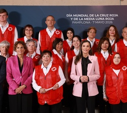 Doña Letizia en la fotografía de grupo junto a autoridades y personal de Cruz Roja