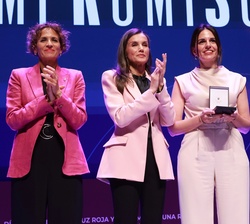 Su Majestad la Reina hace entrega de la Medalla de Oro de Cruz Roja Española a VerificaRTVE, recoge el galardón Estefanía de Antonio 