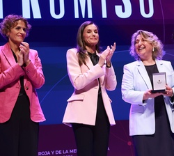 Su Majestad la Reina hace entrega de la Medalla de Oro de Cruz Roja Española a la ONG CESAL, recoge el galardón su presidenta, Beatriz Díaz Azarola