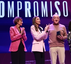Su Majestad la Reina hace entrega de la Medalla de Oro de Cruz Roja Española a Irene Vallejo, recoge el galardón Fernando Rey