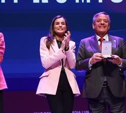 Su Majestad la Reina hace entrega de la Medalla de Oro de Cruz Roja Española a Julio Ancochea, jefe del Servicio de Neumología del Hospital Universita