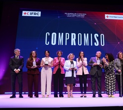 Su Majestad la Reina, junto a las personas y entidades galardonadas en la fotografía de grupo