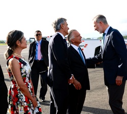 El Rey saluda al ministro de Relaciones Exteriores y Culto de la República de Costa Rica, Arnoldo André