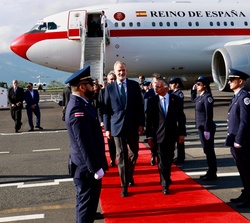 El Rey junto al ministro de Relaciones Exteriores y Culto de la República de Costa Rica, Arnoldo André, atraviesan el cordón de honor en el recibimien