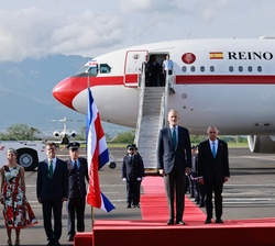 Su Majestad el Rey durante los honores correspondientes tras su llegada a la República de Costa Rica