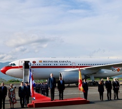 Don Felipe recibe los honores correspondientes tras su llegada a la República de Costa Rica
