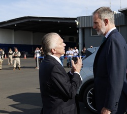 Don Felipe conversa con Arnoldo André, ministro de Relaciones Exteriores y Culto de la República de Costa Rica