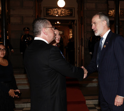 Su Majestad el Rey recibe el saludo del presidente de la República de Costa Rica, Rodrigo Chaves a su llegada al Teatro Nacional de Costa Rica para as