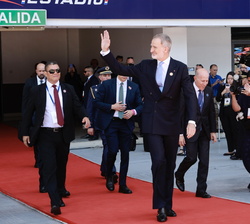 Su Majestad el Rey a su llegada al Estadio Nacional para asistir a la ceremonia solemne de Transmisión del Mando Presidencial