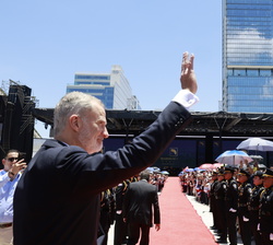 Su Majestad el Rey a su llegada al Estadio Nacional para asistir a la ceremonia solemne de Transmisión del Mando Presidencial