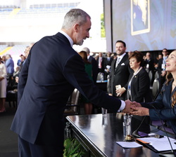 Su Majestad el Rey a su llegada al Estadio Nacional recibe el saludo de la presidenta de la Asamblea Legislativa de Costa Rica, Yara Jimenez
