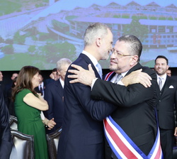 Su Majestad el Rey recibe el saludo del Presidente de Costa Rica, Rodrigo Chaves, durante la ceremonia solemne de Transmisión del Mando Presidencial 