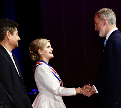 Su Majestad el Rey saluda a la Presidenta de Costa Rica, Laura Fernández Delgado 