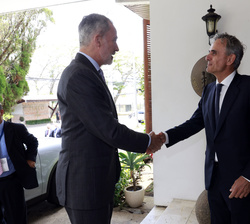Su Majestad el Rey recibe el saludo del embajador de España en la República de Costa Rica, Juan Ignacio Morro